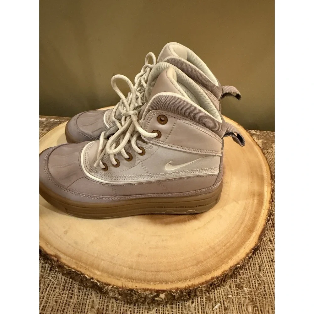NIKE Youth Kids WOODSIDE 2 HIGH Waterproof Boots Platinum Violet (HF0767 200) 1Y